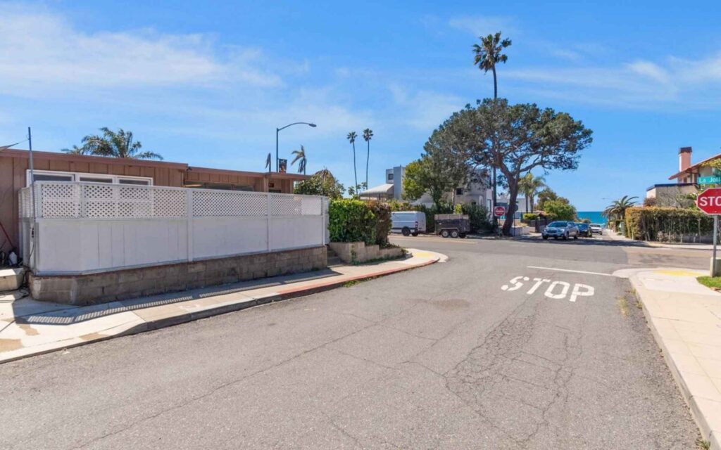 San Diego Long-Term Rental Coastal Neighborhood Residential coastal neighborhood in San Diego suitable for long-term rentals