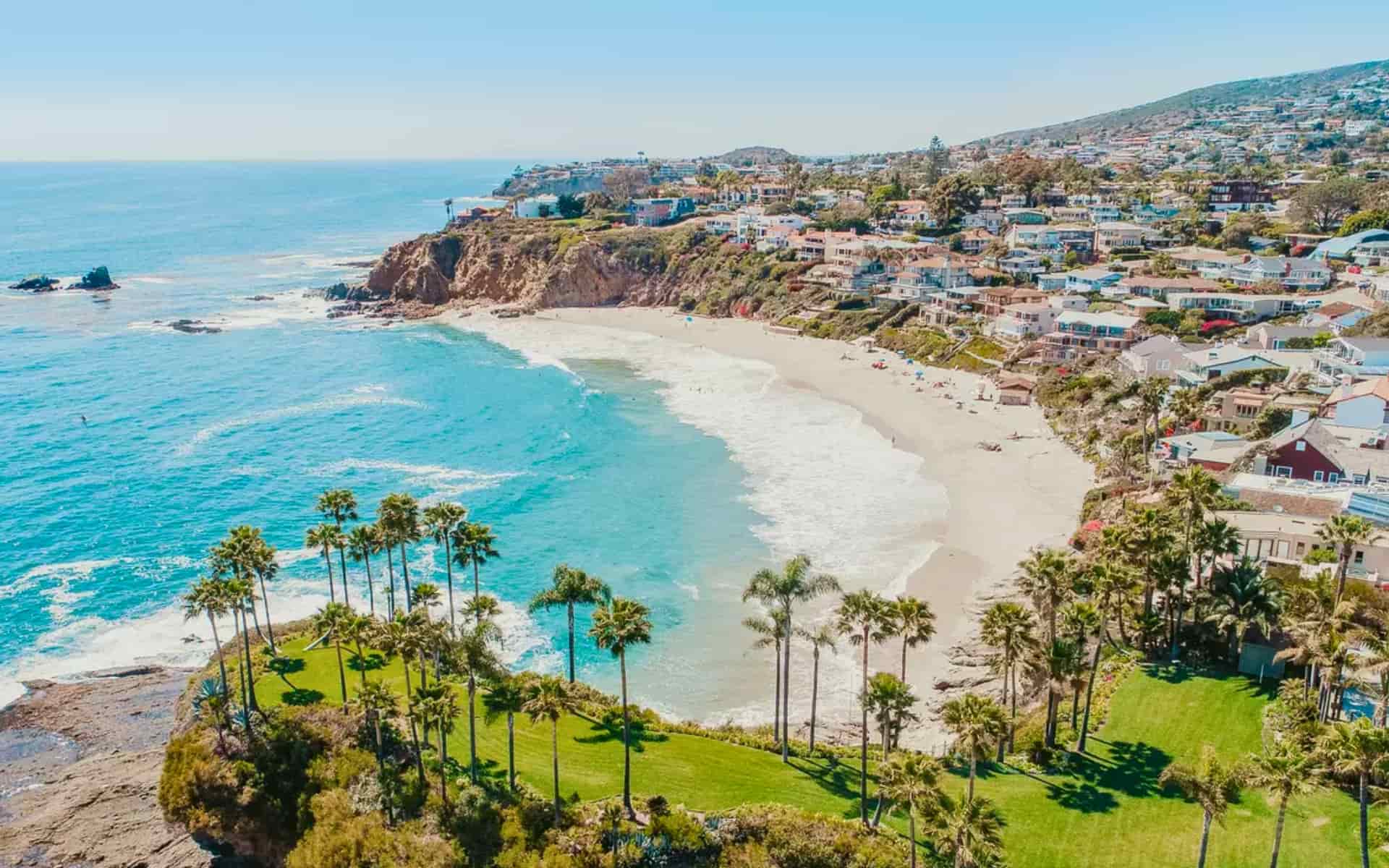 Coastal homes overlooking the beach and ocean in Del Mar, California